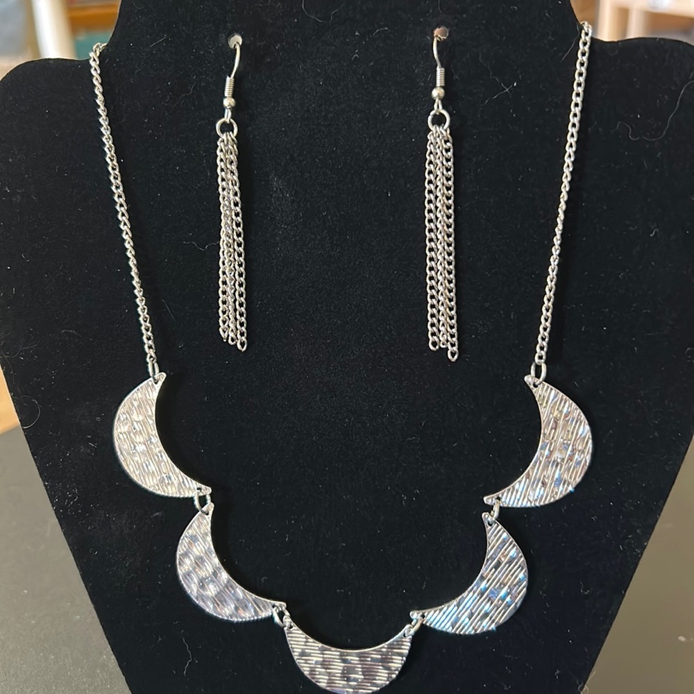 Paparazzi Necklace and Earrings Set